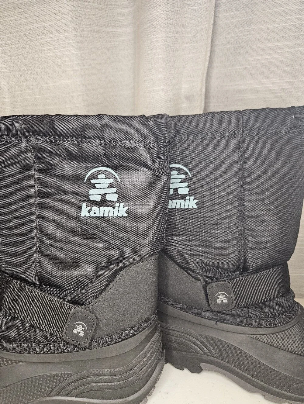 Kid's Kamik snow boots size 4 Black